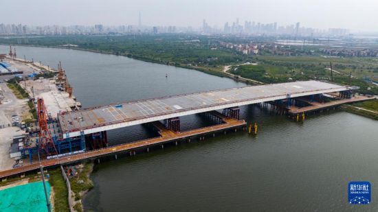 這是9月16日拍攝的天津市濱海新區西中環快速路跨海河橋工程建設現場（無人機照片）。     新華社記者 趙子碩 攝