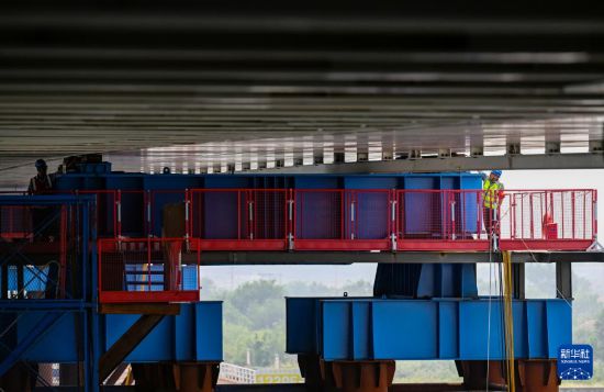 9月16日，施工人員在天津市濱海新區西中環快速路跨海河橋工程建設現場作業。     新華社記者 趙子碩 攝