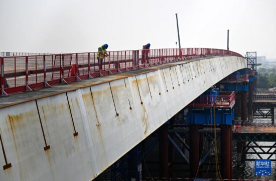 9月16日，施工人員在天津市濱海新區西中環快速路跨海河橋工程建設現場加固臨時護欄。