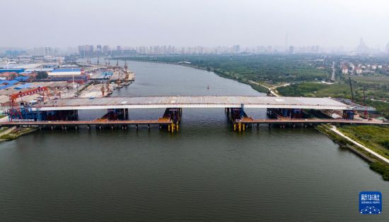 這是9月16日拍攝的天津市濱海新區西中環快速路跨海河橋工程建設現場（無人機照片）。     新華社記者 趙子碩 攝