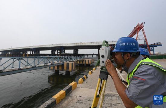 9月16日，施工人員在天津市濱海新區西中環快速路跨海河橋工程建設現場進行測量。        新華社記者 趙子碩 攝