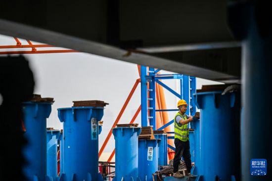 9月16日，施工人員在天津市濱海新區西中環快速路跨海河橋工程建設現場作業。     新華社記者 趙子碩 攝