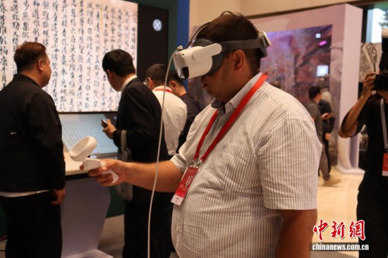   圖為參會者體驗數字化項目。中新社記者 李一璠 攝