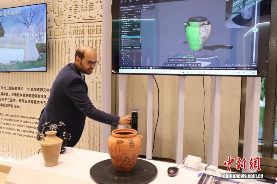 圖為外籍嘉賓體驗文物掃描技術。中新社記者 李一璠 攝