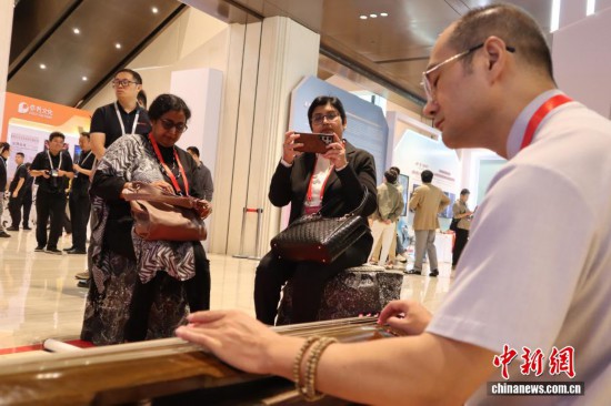  圖為外籍嘉賓欣賞古琴表演。中新社記者 李一璠 攝