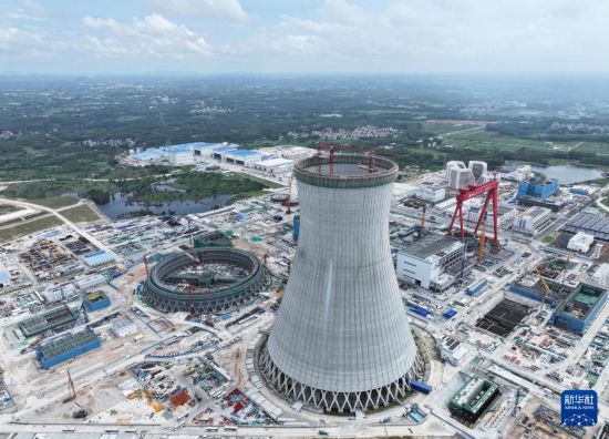 這是9月17日拍攝的國家電投廣東廉江核電項目冷卻塔及施工現場（無人機照片）。新華社記者 鄧華 攝