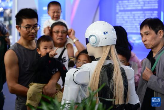 9月21日，觀眾在2025世界制造業大會智能機器人展區參觀一款人形機器人。