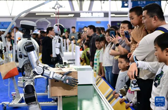 9月20日，在2025世界制造業大會智能機器人展區，一款人形機器人為觀眾演示搬運物品。