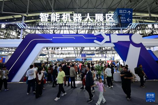 9月20日，觀眾在2025世界制造業大會智能機器人展區參觀。