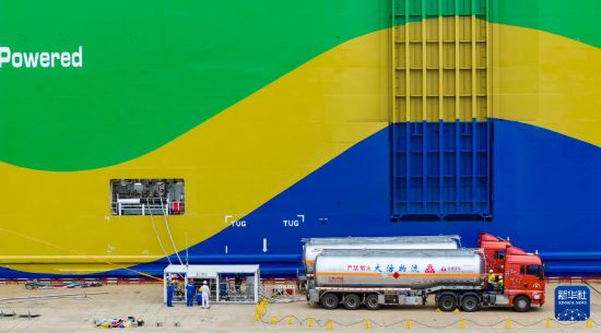  9月22日，在天津港環球滾裝碼頭，汽車滾裝船“港榮”輪進行甲醇加注作業（無人機照片）。