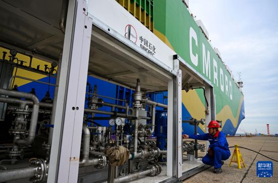 9月22日，在天津港環球滾裝碼頭，工作人員準備進行甲醇加注作業。