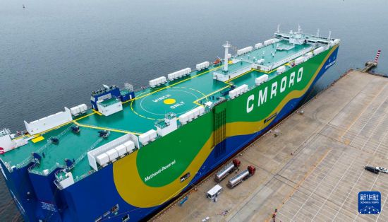 9月22日，在天津港環球滾裝碼頭，汽車滾裝船“港榮”輪進行甲醇加注作業（無人機照片）。