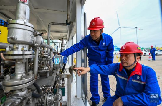 9月22日，在天津港環球滾裝碼頭，工作人員在加注前檢查設備。