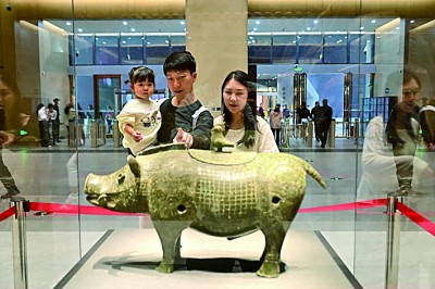 游客在湖南懷化市博物館參觀。張卓攝/光明圖片