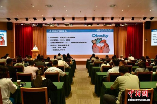 專家給民眾提出運動建議與心臟安全的提示。(上海市健康促進中心供圖)