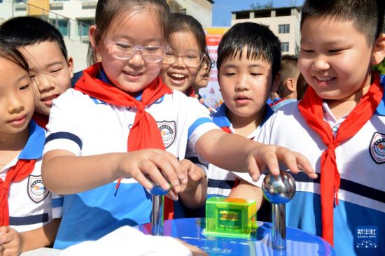 9月25日，四川省南充市南部縣紅巖子小學學生在體驗趣味科普裝置。     新華社發（張櫪攝）