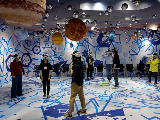 5月16日，游客在徐家匯書院體驗XR沉浸式體驗項目。新華社發