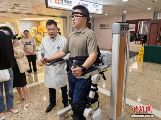 下肢外骨骼機器人演示。張煜歡 攝