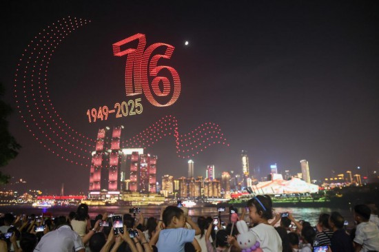 這是10月1日晚在重慶市南岸區拍攝的無人機燈光秀。新華社記者 黃偉 攝
