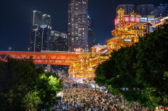 10月3日，游客在重慶市渝中區洪崖洞景區觀光游玩。新華社發 郭旭 攝