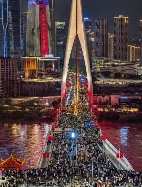 10月3日，游客在重慶千廝門大橋上觀光游玩。新華社發 郭旭 攝