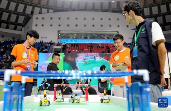 10月3日，在河南省濟源市舉行的全國青少年科技體育大賽上，參賽選手在進行機器人足球比賽。新華社發（段二平攝）
