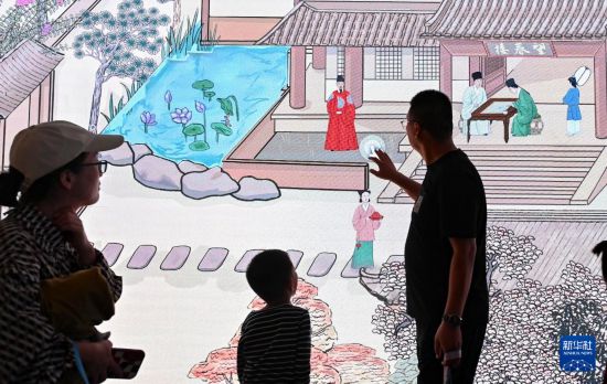 10月5日，在山東省青州博物館，游客通過大屏幕進行場景互動。     新華社發（王繼林攝）