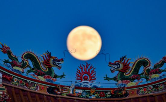 2024年9月17日，中秋月明，神州各地人們同賞一輪明月，歡度傳統佳節。 新華社發（王須中攝）