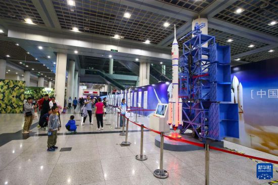 10月3日，在山東濟南市舜耕國際會展中心，市民在參觀航空航天科普展。     新華社發（郝鑫城攝）