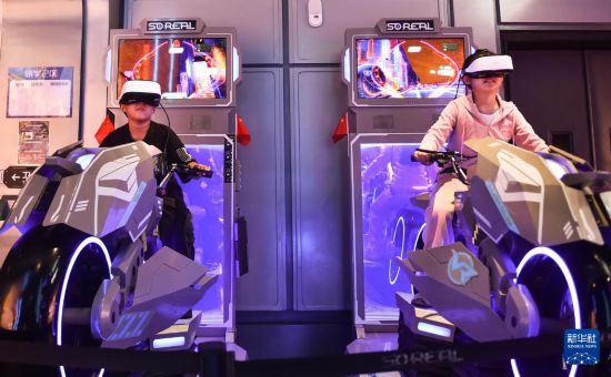 10月4日，在河南省洛陽市澗西區未來城科幻樂園內，孩子們在體驗VR虛擬技術沉浸式場景。     新華社發（黃政偉攝）