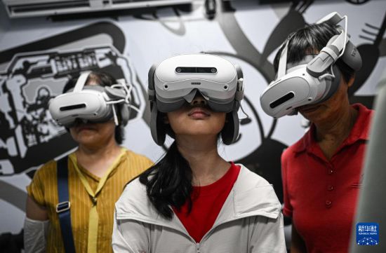 10月7日，游客在文昌航天科普中心進行MR星際穿越體驗。     新華社記者 蒲曉旭 攝