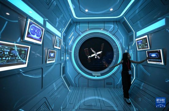 10月7日，游客在文昌航天科普中心參觀。     新華社記者 蒲曉旭 攝