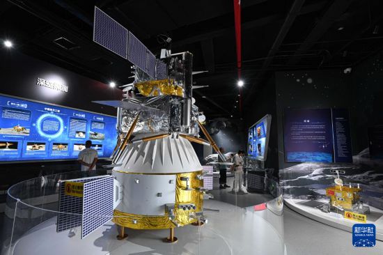 10月7日在文昌航天科普中心拍攝的嫦娥六號模型。     新華社記者 蒲曉旭 攝