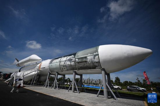 10月7日在文昌航天科普中心拍攝的長征五號B運載火箭模型。     新華社記者 蒲曉旭 攝
