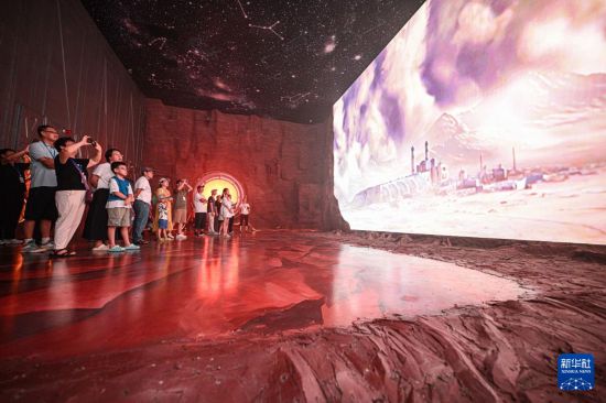 10月7日，游客在文昌航天科普中心參觀。     新華社記者 蒲曉旭 攝