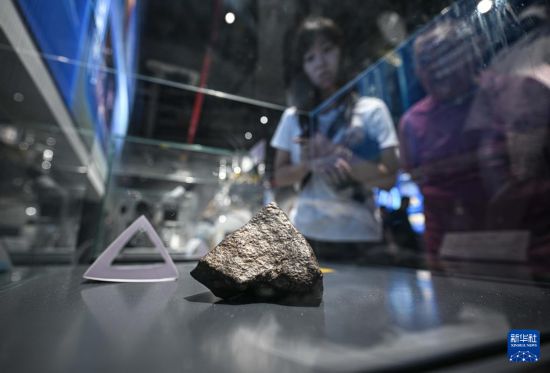 10月7日，游客在文昌航天科普中心觀看隕石。     新華社記者 蒲曉旭 攝