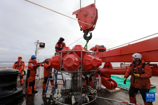 科考隊員在回收海底生物影像觀測系統（2025年8月14日攝）。新華社記者 劉詩平 攝