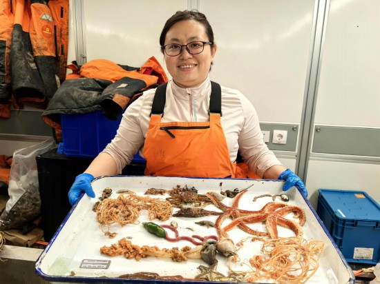 圖為科考隊員黃雅琴及其獲取的北冰洋底棲生物樣品。新華社記者劉詩平 攝