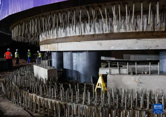 10月10日，施工人員在深江鐵路廣中江特大橋跨廣珠貨運鐵路轉體橋查看轉體基座。     新華社記者 劉大偉 攝