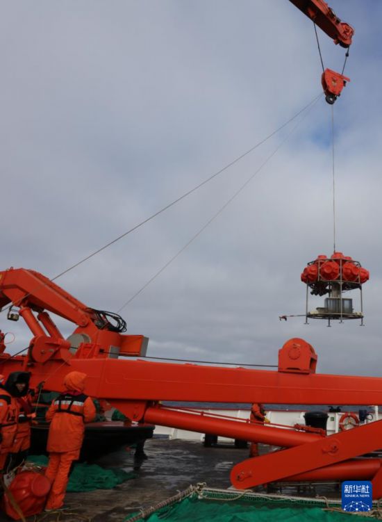 科考隊員在回收海底生物影像觀測系統（2025年8月14日攝）。新華社記者 劉詩平 攝