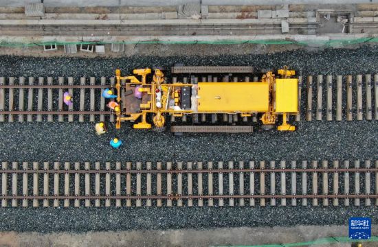 10月11日，中鐵一局施工人員在西康高鐵西安東站至牛背梁站區間鋪設無縫鋼軌（無人機照片）。     新華社記者 李一博 攝