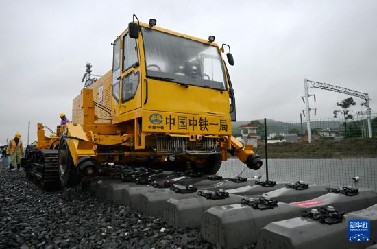 10月11日，中鐵一局施工人員操作自主研發新型多功能長鋼軌牽引車在西康高鐵西安東站至牛背梁站區間鋪設無縫鋼軌。     新華社記者 李一博 攝