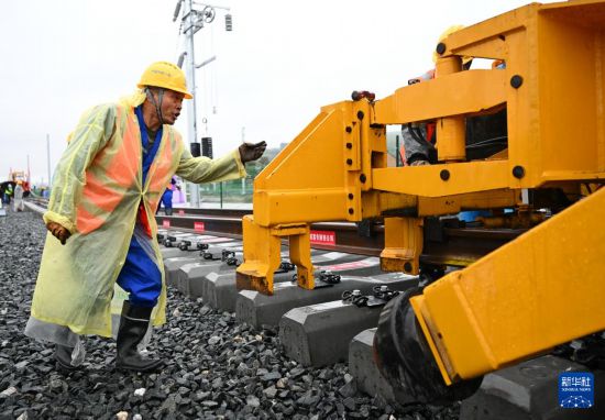 10月11日，中鐵一局施工人員在西康高鐵西安東站至牛背梁站區間鋪軌現場作業。     新華社記者 李一博 攝