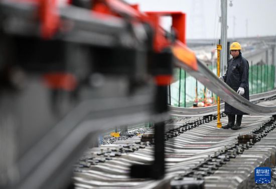 10月11日，中鐵一局施工人員在西康高鐵西安東站至牛背梁站區間鋪軌現場作業。     新華社記者 李一博 攝
