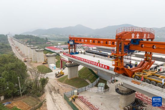 這是10月13日拍攝的邵永高鐵跨蘆洪江特大橋架梁施工現場（無人機照片）。新華社記者 陳思汗 攝