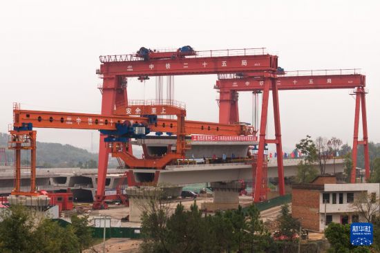   這是10月13日拍攝的邵永高鐵跨蘆洪江特大橋架梁施工現場（無人機照片）。    新華社記者 陳思汗 攝