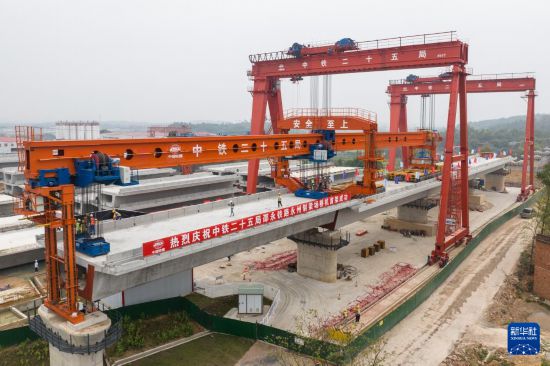   這是10月13日拍攝的邵永高鐵跨蘆洪江特大橋架梁施工現場（無人機照片）。    新華社記者 陳思汗 攝