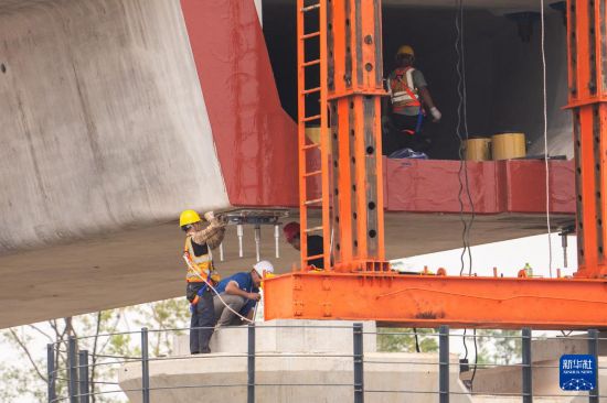   10月13日，中鐵二十五局工人在邵永高鐵跨蘆洪江特大橋架梁施工現場作業。    新華社記者 陳思汗 攝