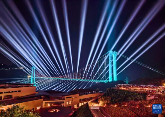 10月11日，游客觀賞貴州花江峽谷大橋燈光秀。  新華社記者 楊文斌 攝