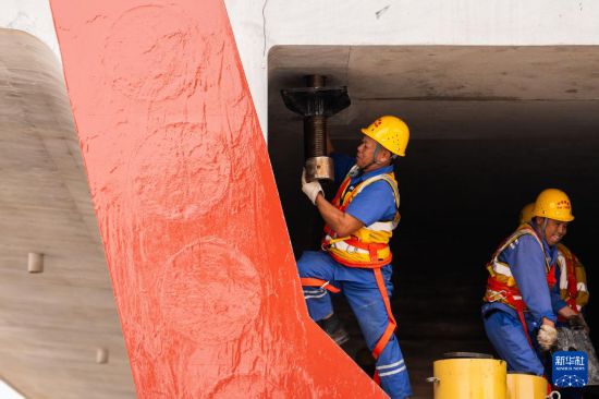   10月13日，中鐵二十五局工人在邵永高鐵跨蘆洪江特大橋架梁施工現場作業。    新華社記者 陳思汗 攝